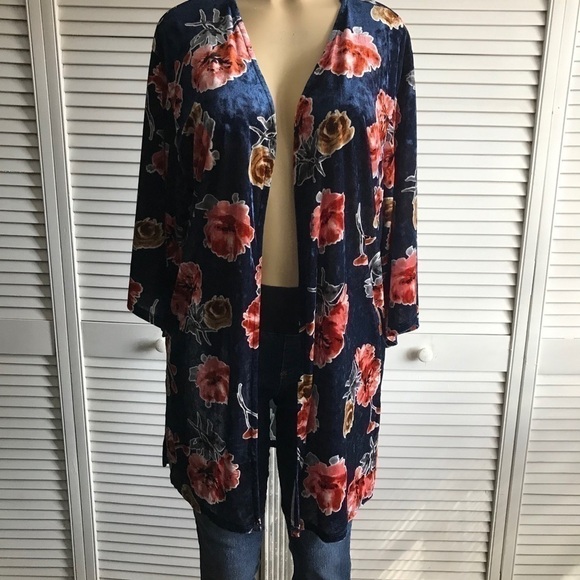 Monteau Velvet Kimono - Picture 2 of 10